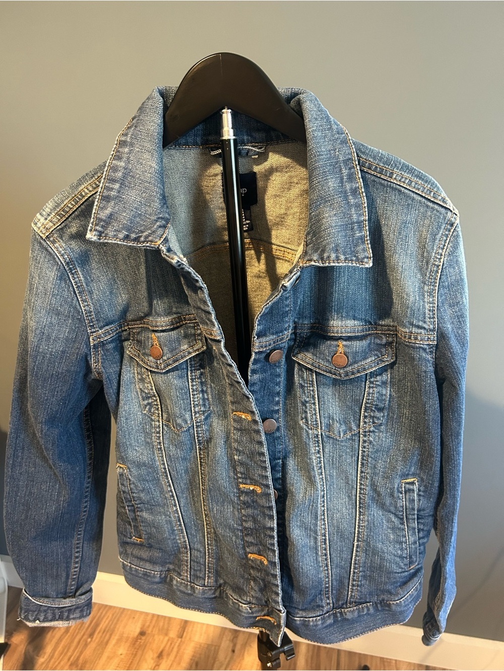 GAP Women’s Light-Mid Blue Denim Jacket